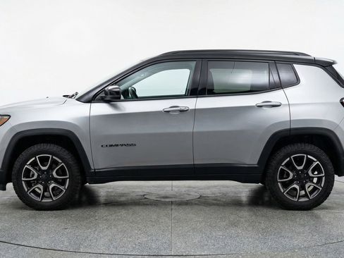 Used 2025 Jeep Compass Trailhawk image 5