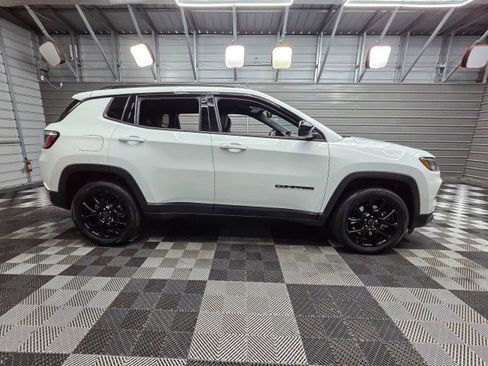 Used 2025 Jeep Compass Latitude w/ Altitude Special Edition AWD/4WD image 9