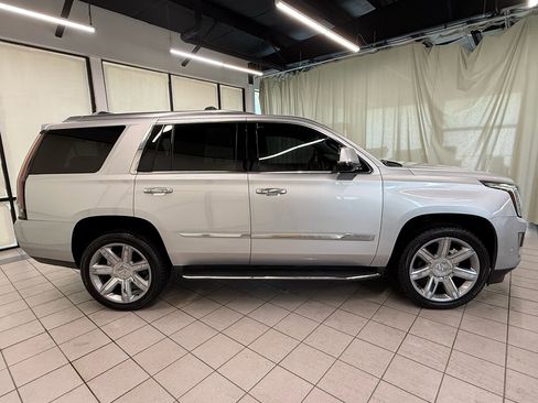 Used 2017 Cadillac Escalade Luxury AWD/4WD image 3