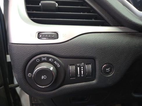 Used 2018 Jeep Cherokee Latitude Plus w/ Comfort/Convenience Group image 11