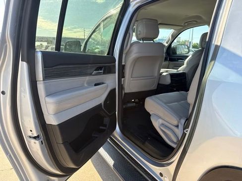 Used 2024 Jeep Wagoneer L Series II w/ Flexible Seating Group AWD/4WD image 17