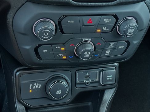 New 2023 Jeep Renegade Latitude w/ Premium Group image 18