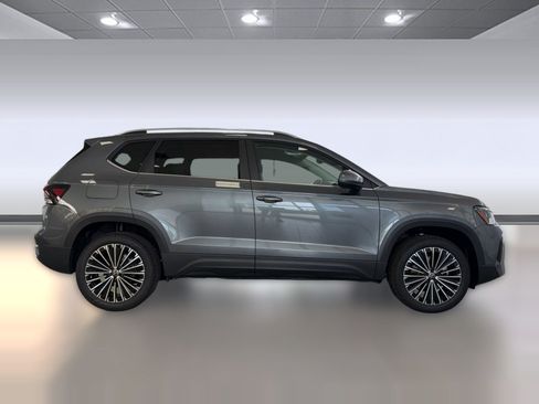 New 2026 Volkswagen Taos SE FWD image 8
