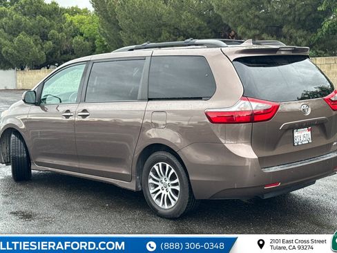 Used 2020 Toyota Sienna XLE w/ XLE Navigation Package FWD image 7