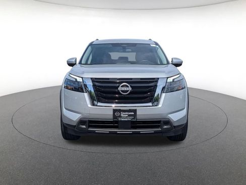 Used 2025 Nissan Pathfinder SV FWD image 2