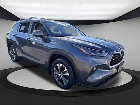 Used 2023 Toyota Highlander XLE image 4
