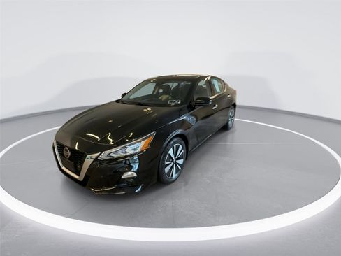 Used 2020 Nissan Altima 2.5 SV image 2