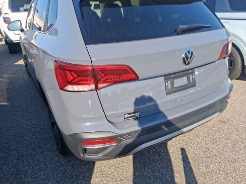 Used 2023 Volkswagen Taos SE w/ Panoramic Sunroof Package FWD image 5