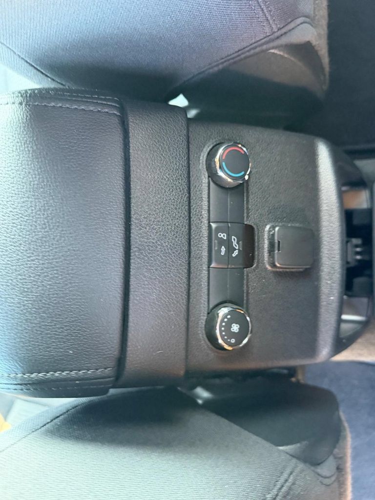 Used 2017 Ford Explorer XLT FWD image 9