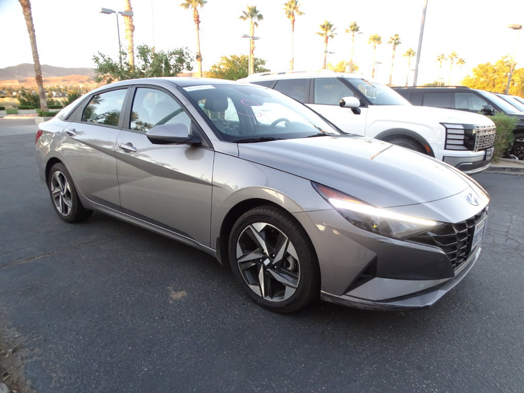 Used 2023 Hyundai Elantra SEL w/ Convenience Package FWD image 3
