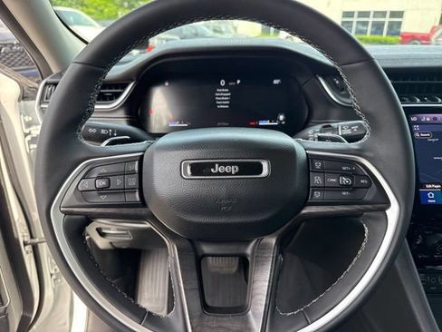 Used 2023 Jeep Grand Cherokee Limited w/ Luxury Tech Group II AWD/4WD image 10