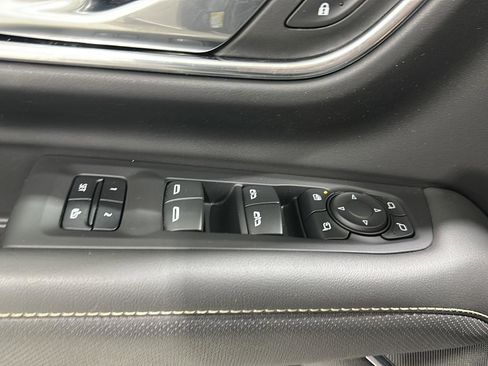 Used 2023 GMC Yukon SLT w/ SLT Luxury Package image 20