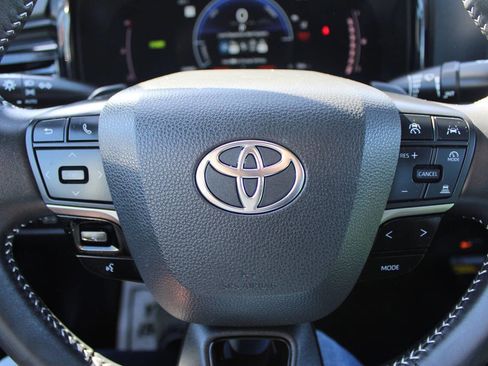 Used 2025 Toyota Camry SE image 14