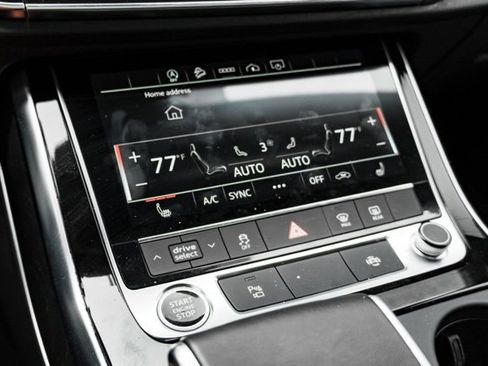 Used 2023 Audi Q8 Premium image 19