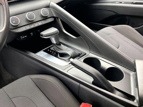 Used 2025 Hyundai Elantra SE image 15