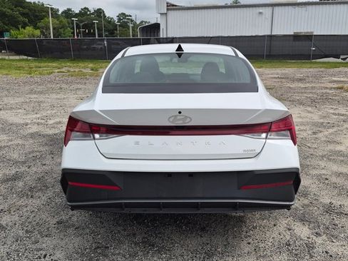 Used 2025 Hyundai Elantra Hybrid FWD image 6