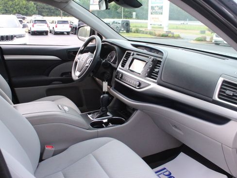 Used 2019 Toyota Highlander LE FWD image 32