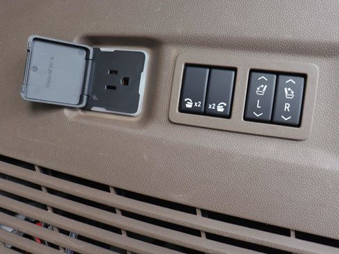 Used 2024 GMC Yukon XL Denali RWD image 19