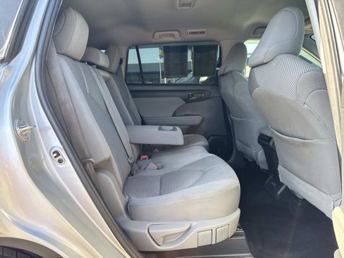 Used 2021 Toyota Highlander L image 27