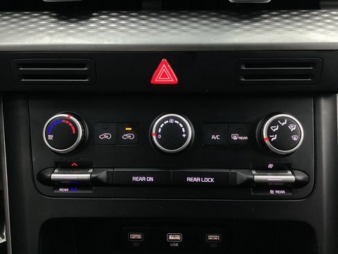 Used 2023 Kia Carnival LX image 33