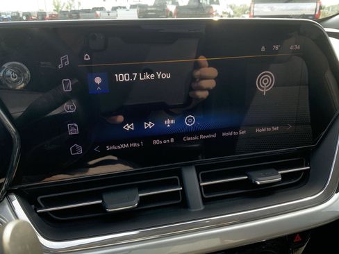 Used 2025 Chevrolet Trax LT FWD image 28