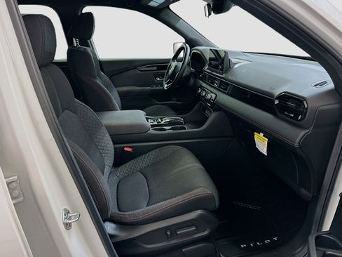 Used 2025 Honda Pilot Sport image 32
