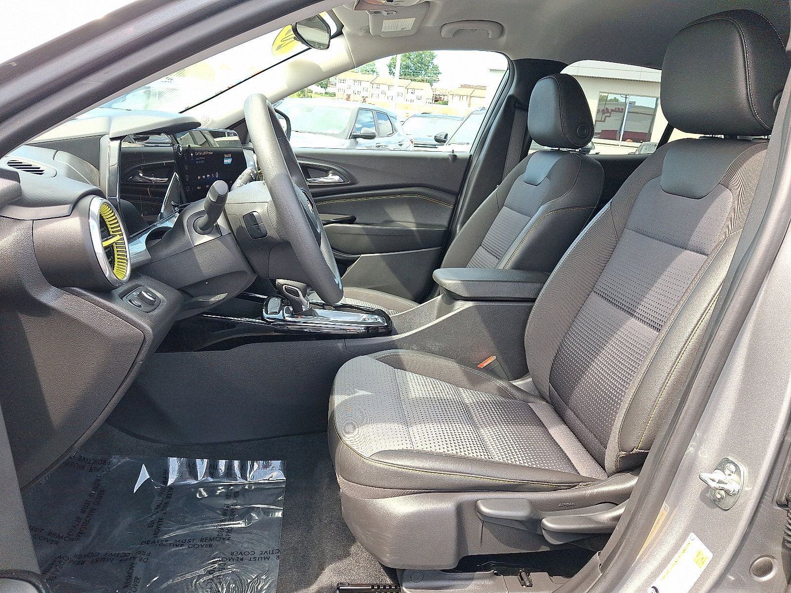 Used 2025 Chevrolet Trax LT FWD image 15