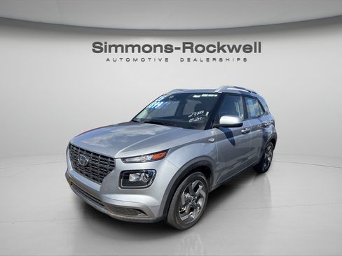 Used 2025 Hyundai Venue SEL FWD image 2