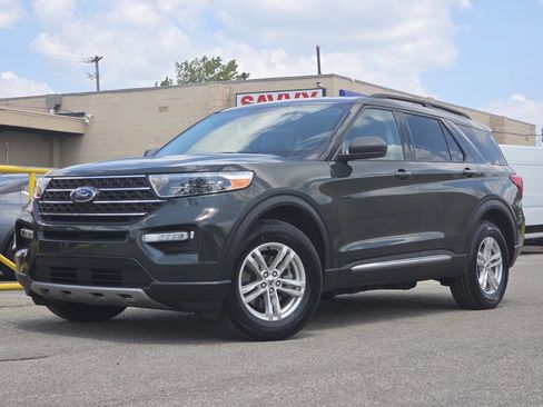 Used 2022 Ford Explorer XLT w/ Equipment Group 202A AWD/4WD image 2