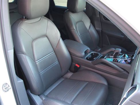 Used 2020 Porsche Cayenne image 18