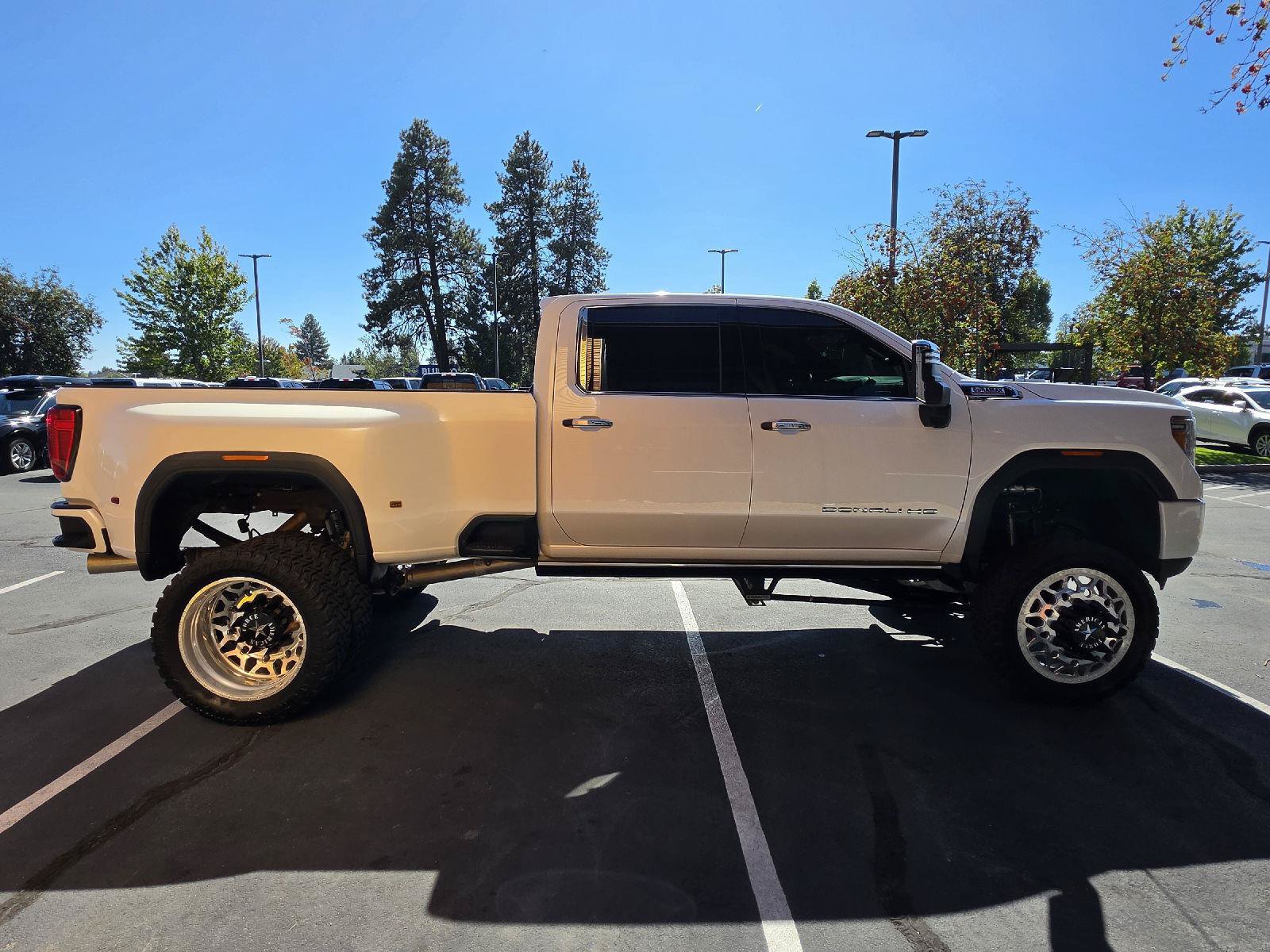 Used 2022 GMC Sierra 3500 Denali w/ Denali Ultimate Package AWD/4WD image 8