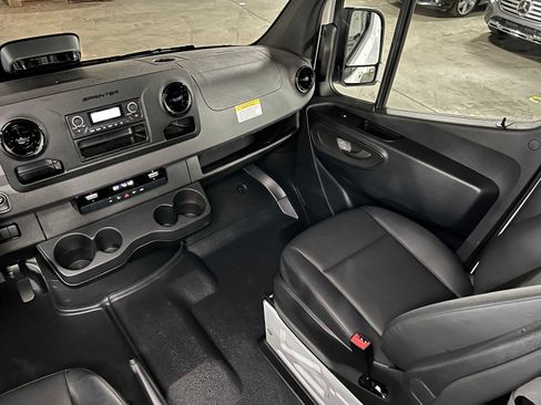 Used 2025 Mercedes-Benz Sprinter 2500 image 32