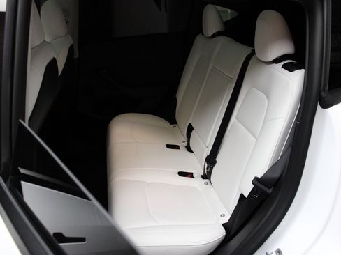 Used 2022 Tesla Model Y Long Range image 43