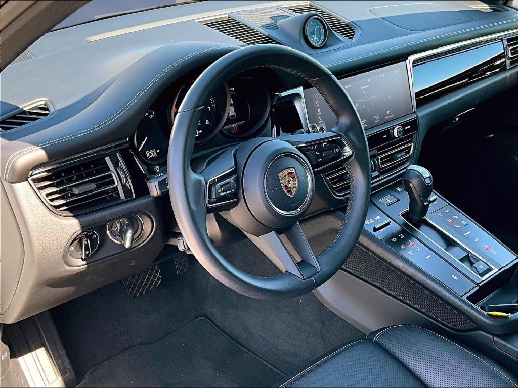 Certified 2026 Porsche Macan AWD/4WD image 4