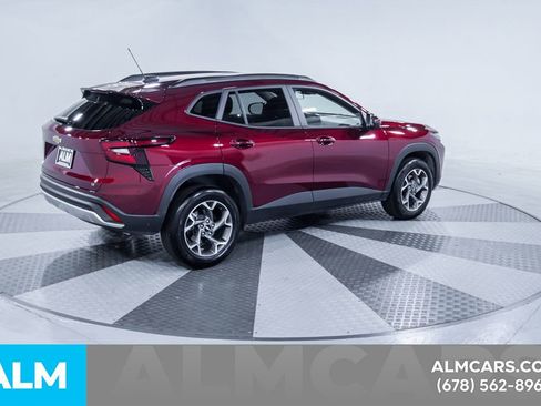 Used 2025 Chevrolet Trax LT w/ LT Convenience Package FWD image 10