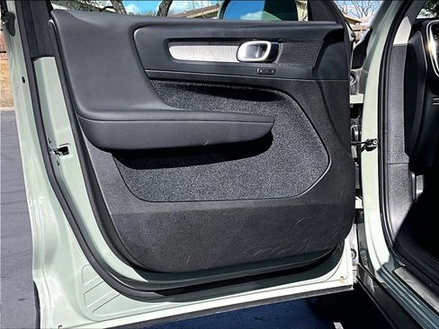 Used 2025 Volvo XC40 B5 Plus image 26