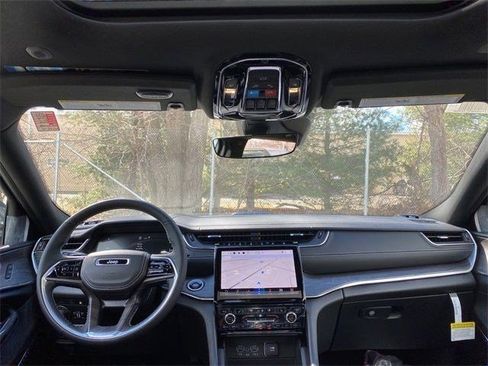 New 2022 Jeep Grand Cherokee Overland image 10