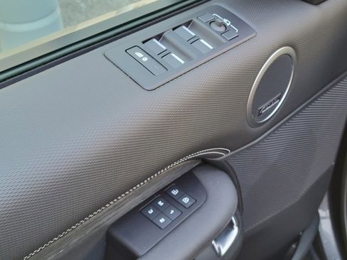 Used 2023 Land Rover Discovery Metropolitan Edition image 28