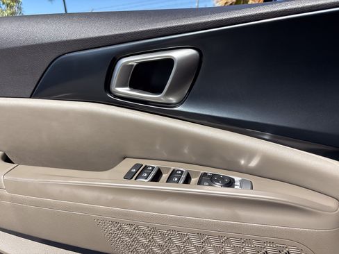 Used 2025 Kia Carnival FWD image 19