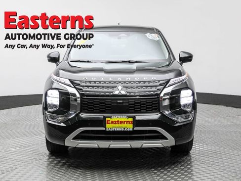 Used 2023 Mitsubishi Outlander SE AWD/4WD image 2