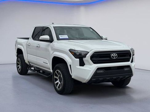 Used 2025 Toyota Tacoma SR5 AWD/4WD image 5