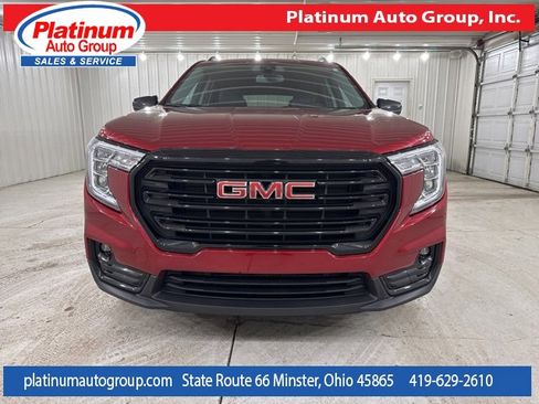 Used 2024 GMC Terrain SLT w/ Elevation Edition image 8