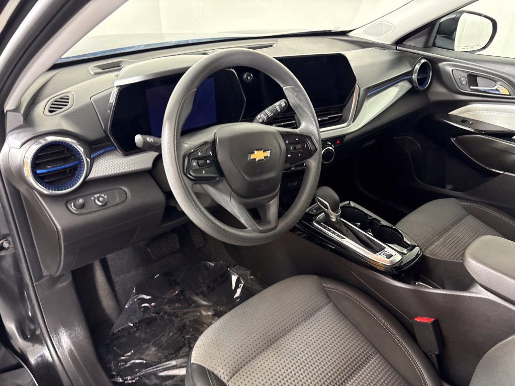 Used 2025 Chevrolet Trax LT FWD image 17
