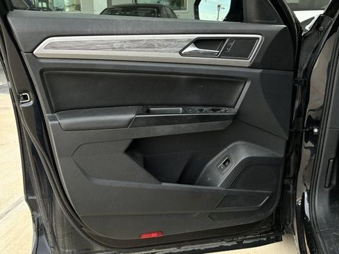 Used 2020 Volkswagen Atlas Cross Sport SE w/ Panoramic Sunroof Package FWD image 9