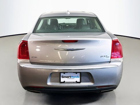 Used 2017 Chrysler 300 C image 6