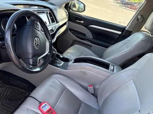 Used 2019 Toyota Highlander XLE AWD/4WD image 2