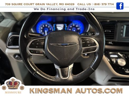 Used 2017 Chrysler Pacifica Touring-L w/ Tire & Wheel Group FWD image 14