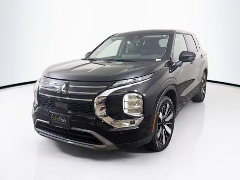 Used 2025 Mitsubishi Outlander SE FWD image 3