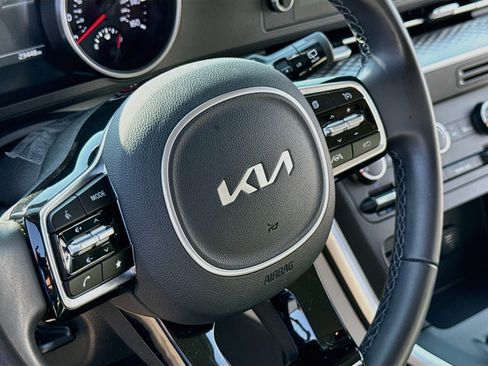Used 2024 Kia Carnival LX FWD image 12