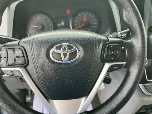 Used 2017 Toyota Sienna LE image 18